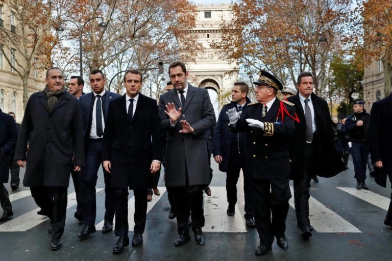Διάλογο με κόμματα και «κίτρινα γιλέκα» ζητά ο Μακρόν